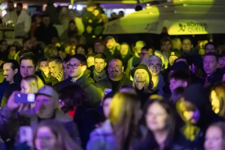 Dok je Vojko pjevao, ona je mamila poglede: Svi se okretali za lijepom Zadrankom