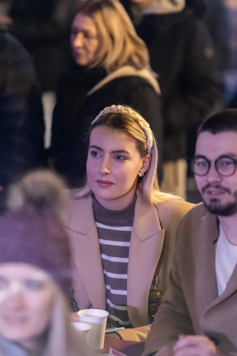 Dok je Vojko pjevao, ona je mamila poglede: Svi se okretali za lijepom Zadrankom