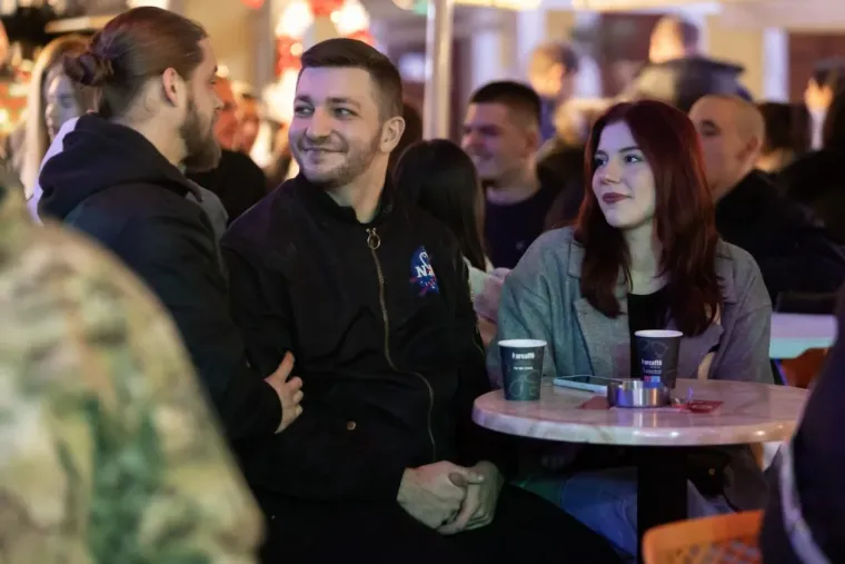 Dok je Vojko pjevao, ona je mamila poglede: Svi se okretali za lijepom Zadrankom