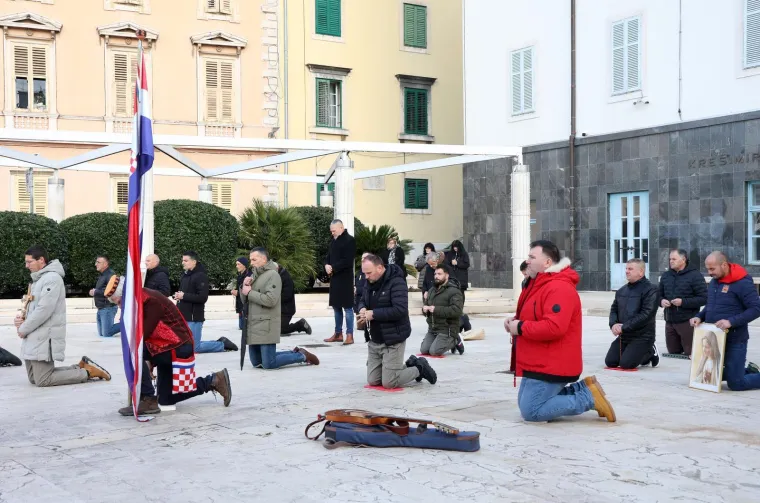 Glavni trg u Zagrebu okupio molitelje i prosvjednike pod budnim okom policije