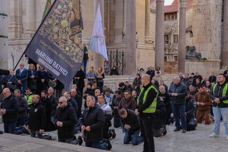 Glavni trg u Zagrebu okupio molitelje i prosvjednike pod budnim okom policije