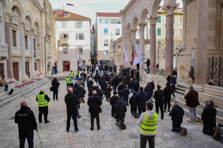 Glavni trg u Zagrebu okupio molitelje i prosvjednike pod budnim okom policije