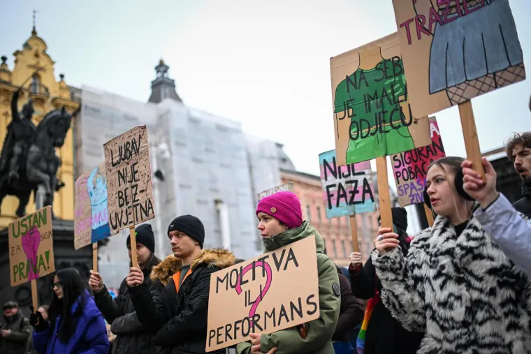 Glavni trg u Zagrebu okupio molitelje i prosvjednike pod budnim okom policije