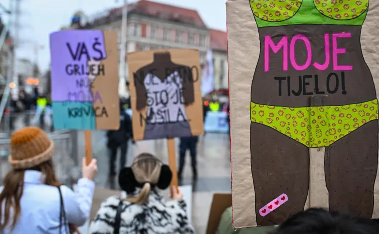 Glavni trg u Zagrebu okupio molitelje i prosvjednike pod budnim okom policije