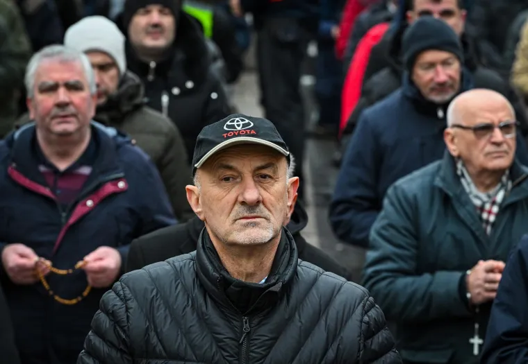 Glavni trg u Zagrebu okupio molitelje i prosvjednike pod budnim okom policije