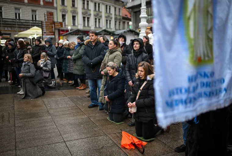 Glavni trg u Zagrebu okupio molitelje i prosvjednike pod budnim okom policije