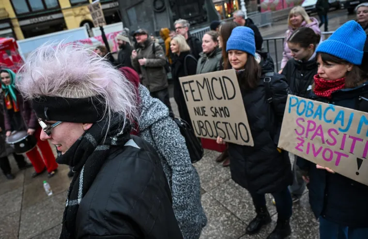 Glavni trg u Zagrebu okupio molitelje i prosvjednike pod budnim okom policije