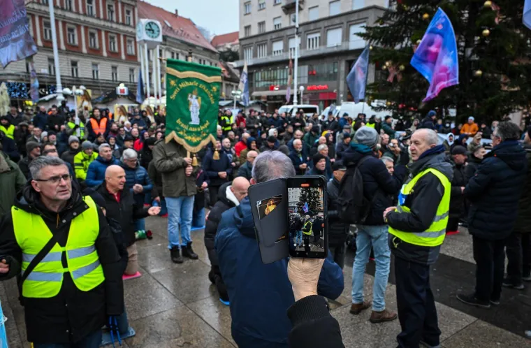 Glavni trg u Zagrebu okupio molitelje i prosvjednike pod budnim okom policije