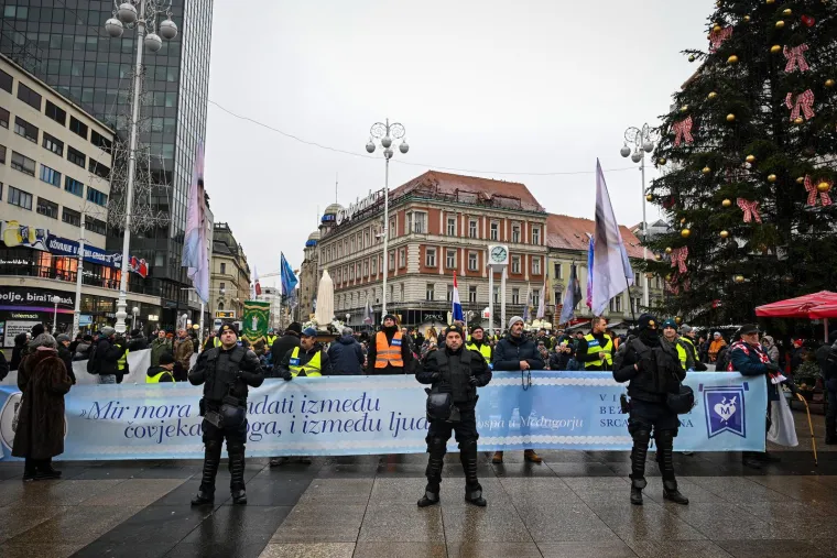 Glavni trg u Zagrebu okupio molitelje i prosvjednike pod budnim okom policije