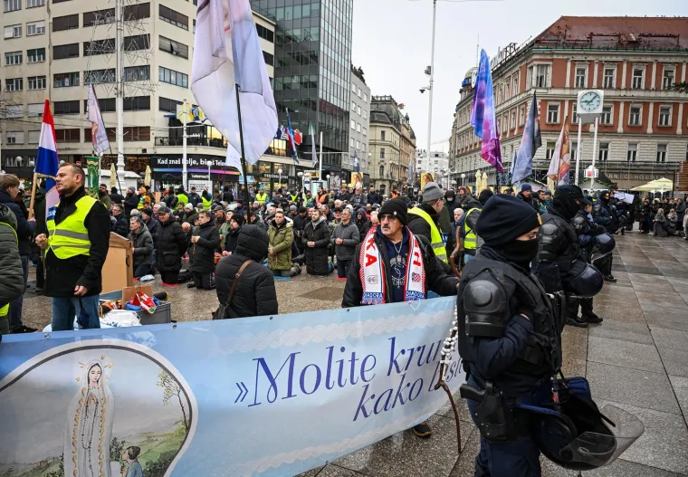 Glavni trg u Zagrebu okupio molitelje i prosvjednike pod budnim okom policije