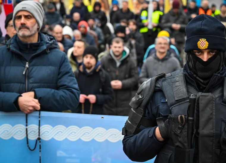 Glavni trg u Zagrebu okupio molitelje i prosvjednike pod budnim okom policije