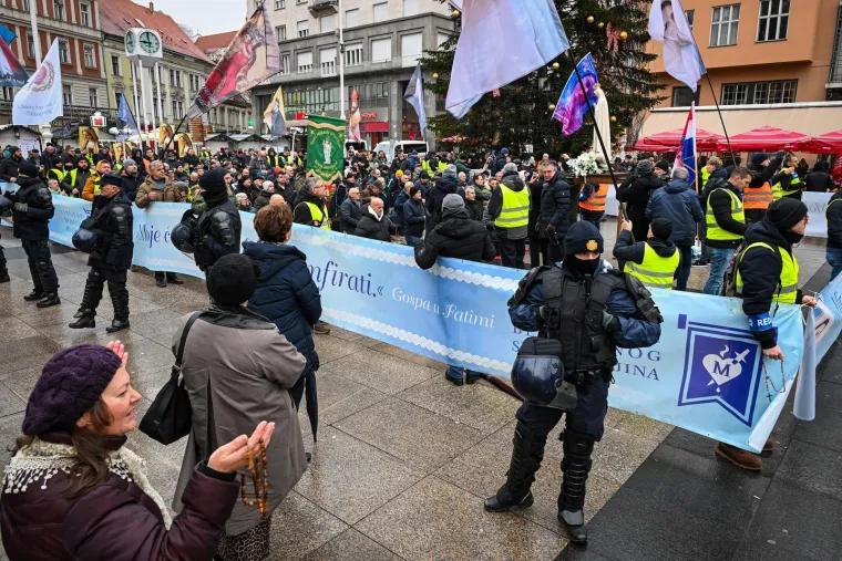 Glavni trg u Zagrebu okupio molitelje i prosvjednike pod budnim okom policije