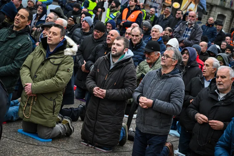 Glavni trg u Zagrebu okupio molitelje i prosvjednike pod budnim okom policije
