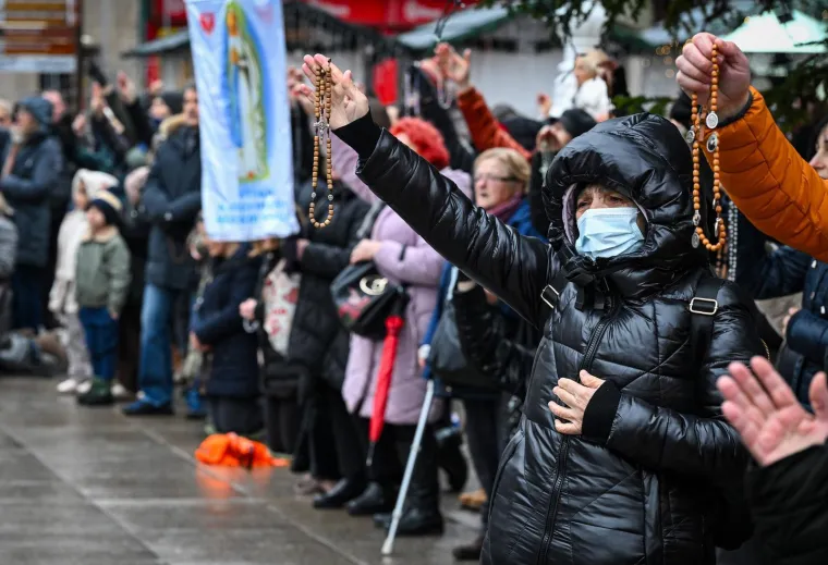 Glavni trg u Zagrebu okupio molitelje i prosvjednike pod budnim okom policije