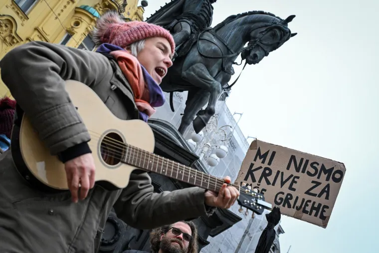 Glavni trg u Zagrebu okupio molitelje i prosvjednike pod budnim okom policije