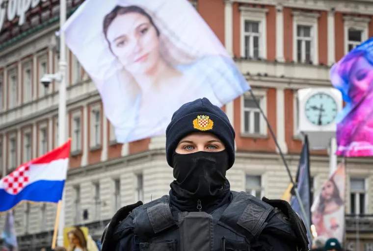 Glavni trg u Zagrebu okupio molitelje i prosvjednike pod budnim okom policije