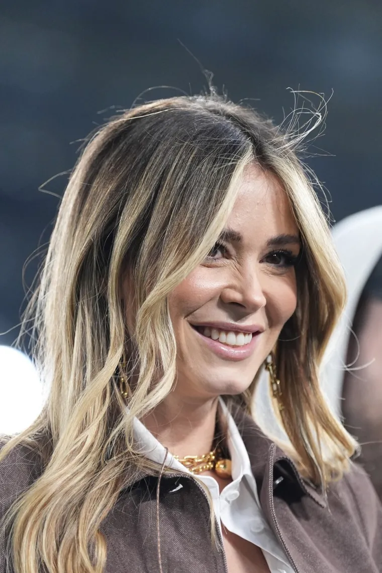 Zovu je najzgodnijom novinarkom na svijetu, a evo kako izgleda kada je uhvate paparazzi