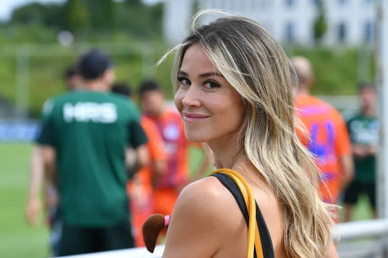 Zovu je najzgodnijom novinarkom na svijetu, a evo kako izgleda kada je uhvate paparazzi