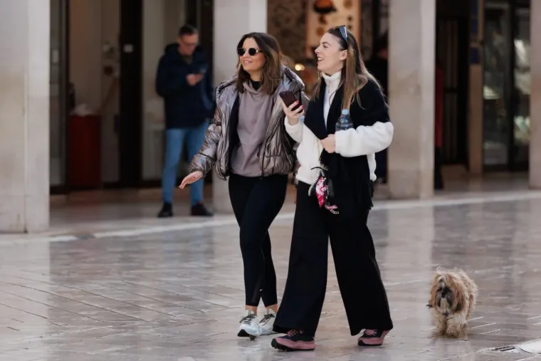 Kad prođu crna i plava: Nema tko se nije okrenuo za ovim dvjema ljepoticama iz Zadra