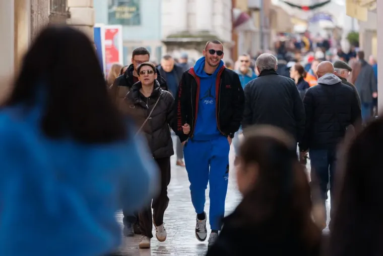 Kad prođu crna i plava: Nema tko se nije okrenuo za ovim dvjema ljepoticama iz Zadra