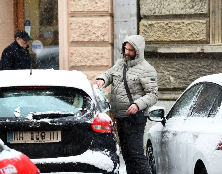 Karlovčanka sa stilom čistila automobil, a tri dame unatoč snijegu nisu preskočile trening
