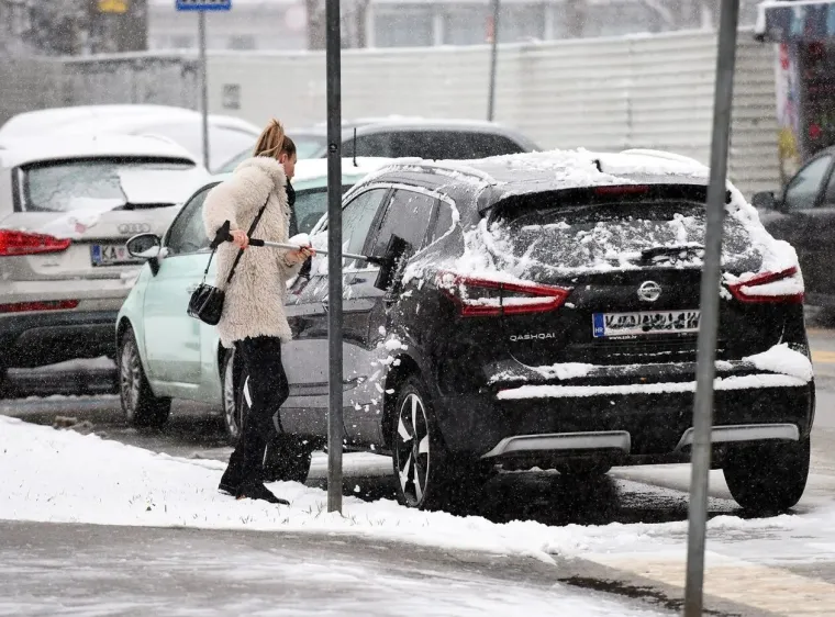 Karlovčanka sa stilom čistila automobil, a tri dame unatoč snijegu nisu preskočile trening
