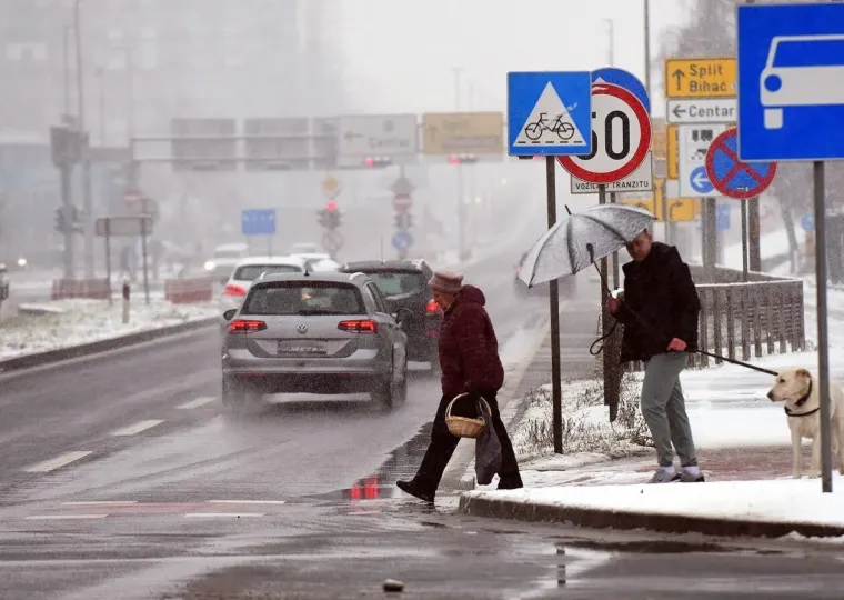 Karlovčanka sa stilom čistila automobil, a tri dame unatoč snijegu nisu preskočile trening