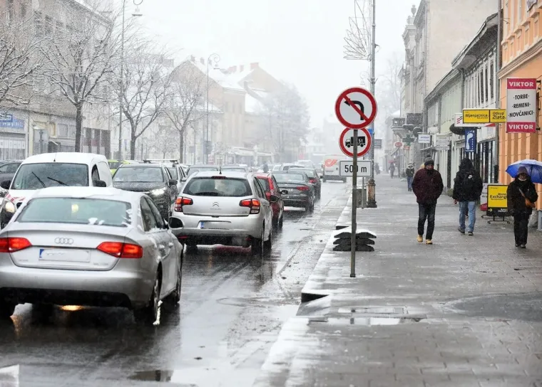 Karlovčanka sa stilom čistila automobil, a tri dame unatoč snijegu nisu preskočile trening