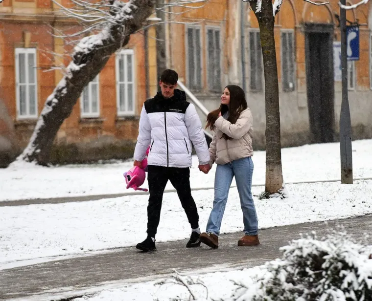 Karlovčanka sa stilom čistila automobil, a tri dame unatoč snijegu nisu preskočile trening