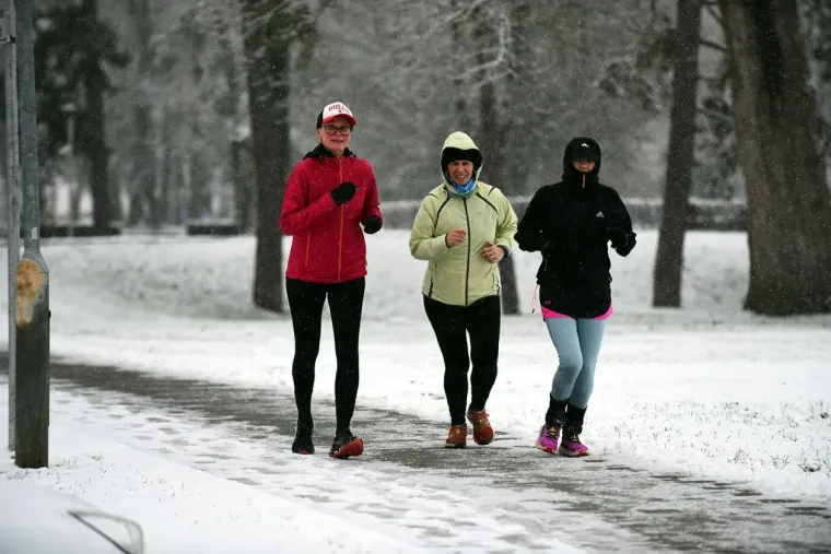 Karlovčanka sa stilom čistila automobil, a tri dame unatoč snijegu nisu preskočile trening