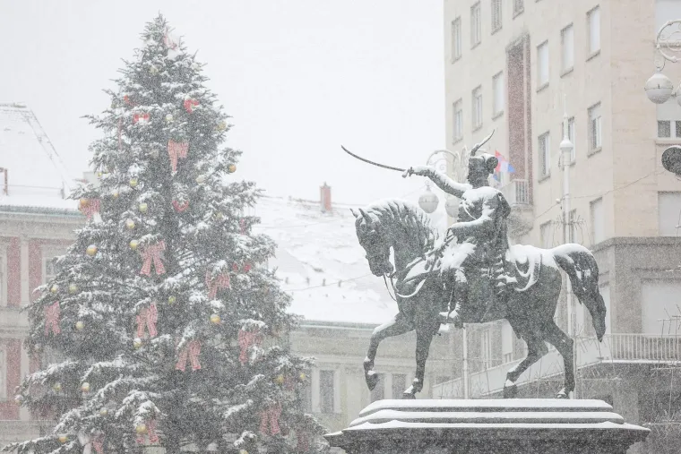 Ma niti snijeg im ne smeta da uživaju: Evo kakva atmosfera je danas bila u centru Zagreba