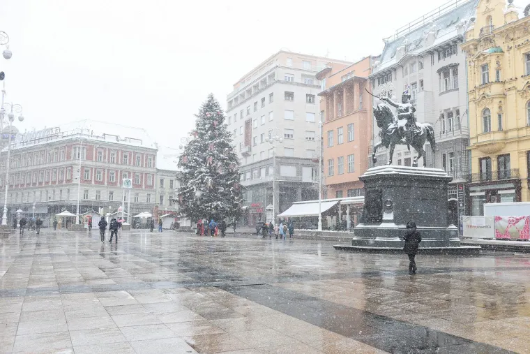 Ma niti snijeg im ne smeta da uživaju: Evo kakva atmosfera je danas bila u centru Zagreba