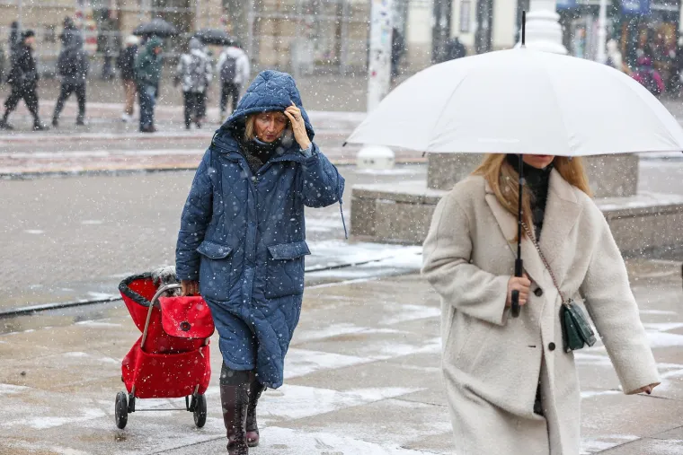 Ma niti snijeg im ne smeta da uživaju: Evo kakva atmosfera je danas bila u centru Zagreba