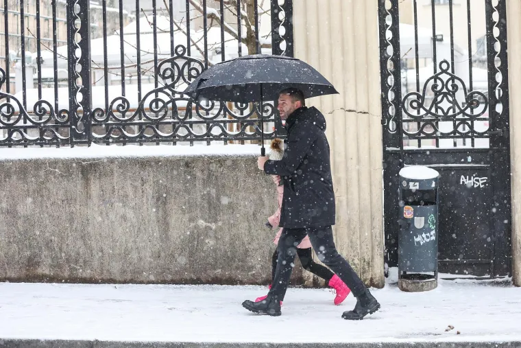 Ma niti snijeg im ne smeta da uživaju: Evo kakva atmosfera je danas bila u centru Zagreba