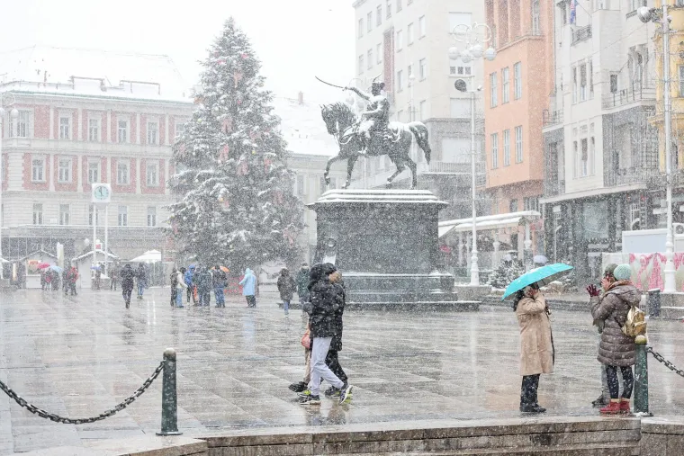 Ma niti snijeg im ne smeta da uživaju: Evo kakva atmosfera je danas bila u centru Zagreba
