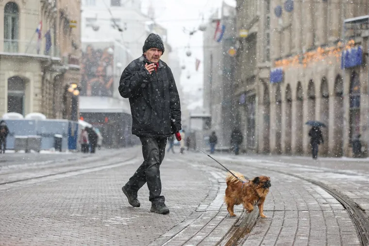 Ma niti snijeg im ne smeta da uživaju: Evo kakva atmosfera je danas bila u centru Zagreba