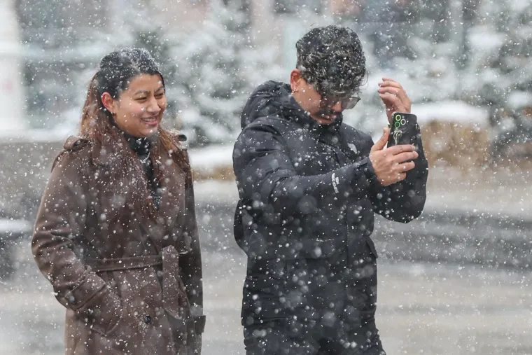 Ma niti snijeg im ne smeta da uživaju: Evo kakva atmosfera je danas bila u centru Zagreba