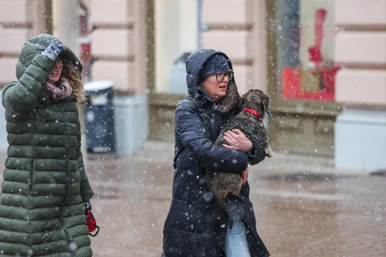 Ma niti snijeg im ne smeta da uživaju: Evo kakva atmosfera je danas bila u centru Zagreba