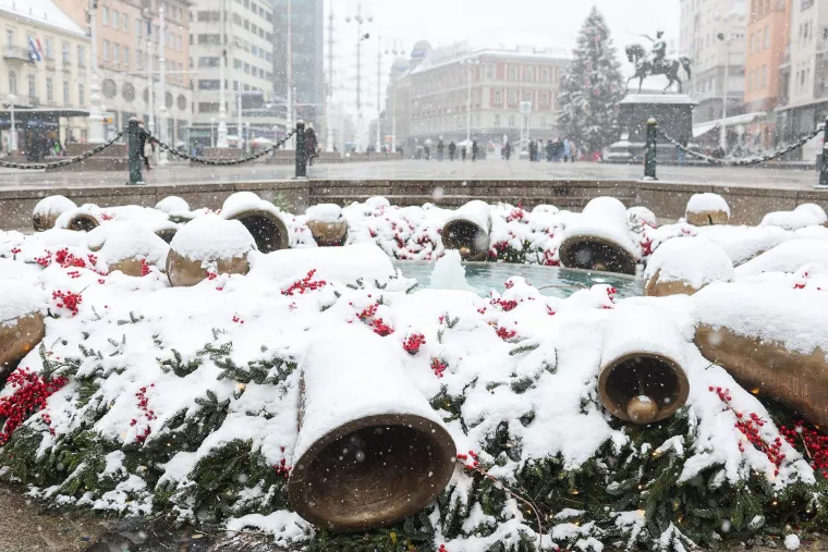 Ma niti snijeg im ne smeta da uživaju: Evo kakva atmosfera je danas bila u centru Zagreba