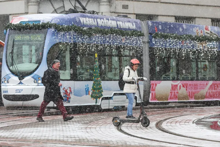 Ma niti snijeg im ne smeta da uživaju: Evo kakva atmosfera je danas bila u centru Zagreba