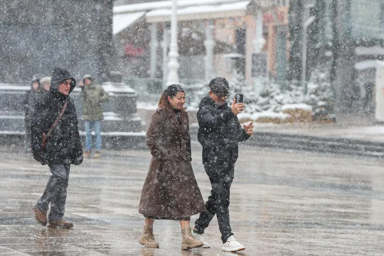 Ma niti snijeg im ne smeta da uživaju: Evo kakva atmosfera je danas bila u centru Zagreba