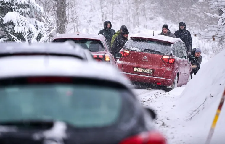 Dok se jedni sanjkanju, drugi zapeli na putu do gore: Pogledajte prizore sa Sljemena