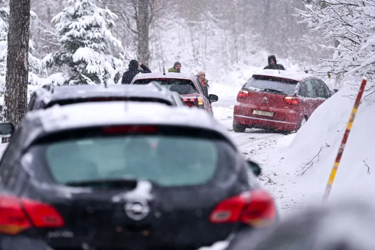 Dok se jedni sanjkanju, drugi zapeli na putu do gore: Pogledajte prizore sa Sljemena