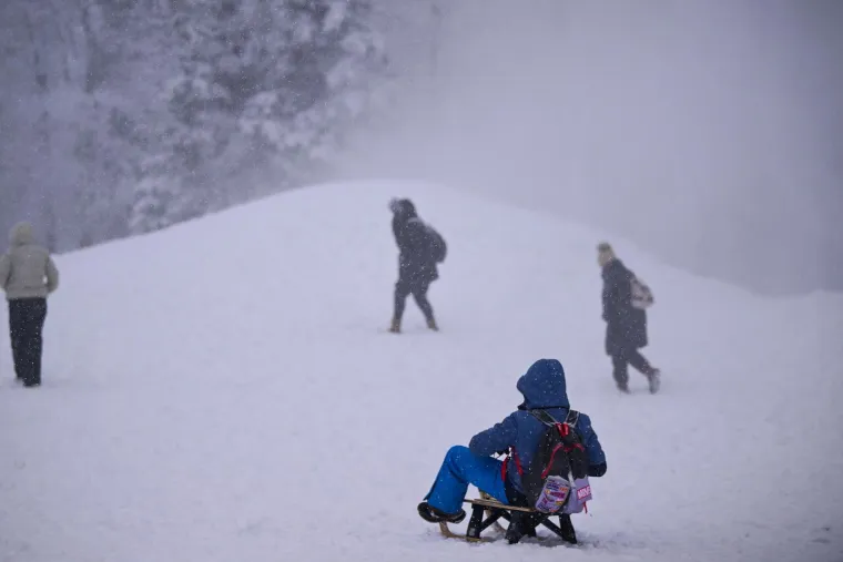 Dok se jedni sanjkanju, drugi zapeli na putu do gore: Pogledajte prizore sa Sljemena