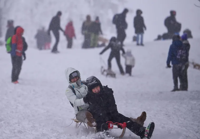 Dok se jedni sanjkanju, drugi zapeli na putu do gore: Pogledajte prizore sa Sljemena