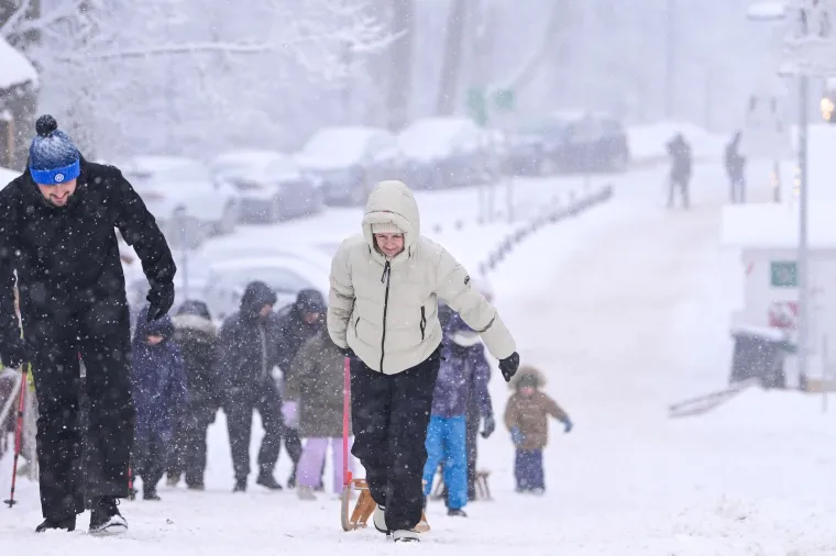 Dok se jedni sanjkanju, drugi zapeli na putu do gore: Pogledajte prizore sa Sljemena