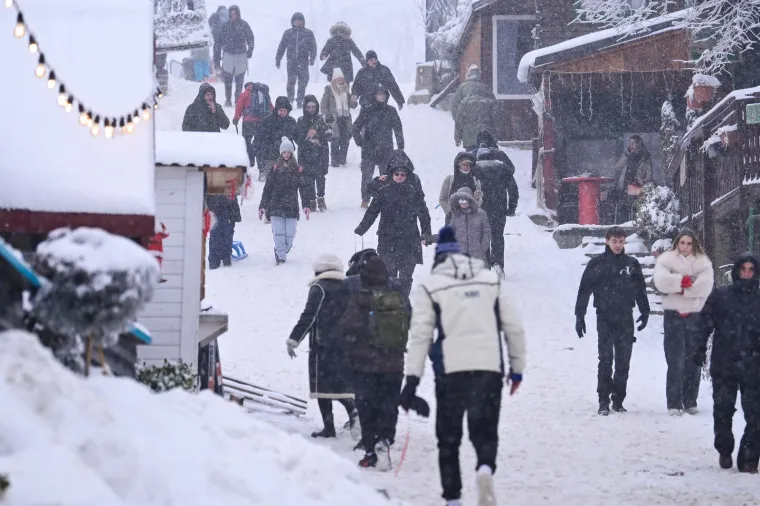 Dok se jedni sanjkanju, drugi zapeli na putu do gore: Pogledajte prizore sa Sljemena