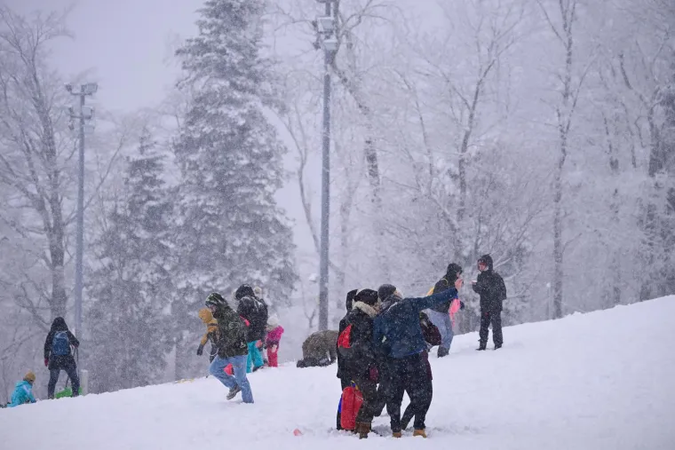 Dok se jedni sanjkanju, drugi zapeli na putu do gore: Pogledajte prizore sa Sljemena