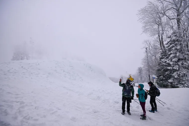 Dok se jedni sanjkanju, drugi zapeli na putu do gore: Pogledajte prizore sa Sljemena