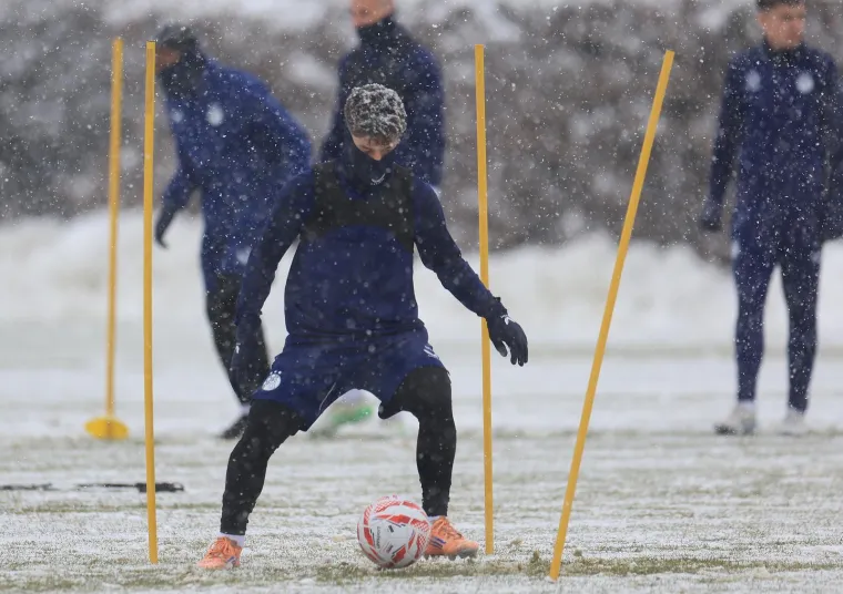Na treningu Dinama kape, &scaron;alovi i termo donje rublje, a njih dvojica 'luđaka' se skinula